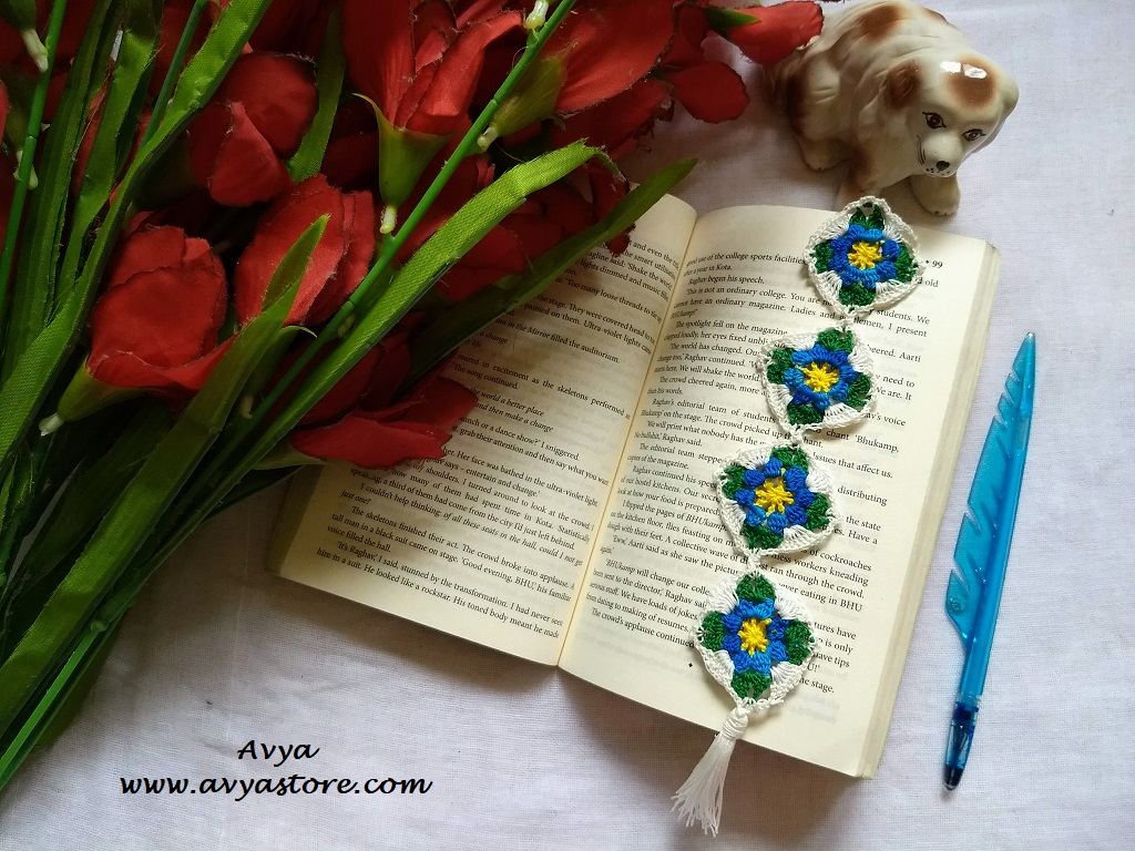 AvyaStore Classic Granny Square Bookmark