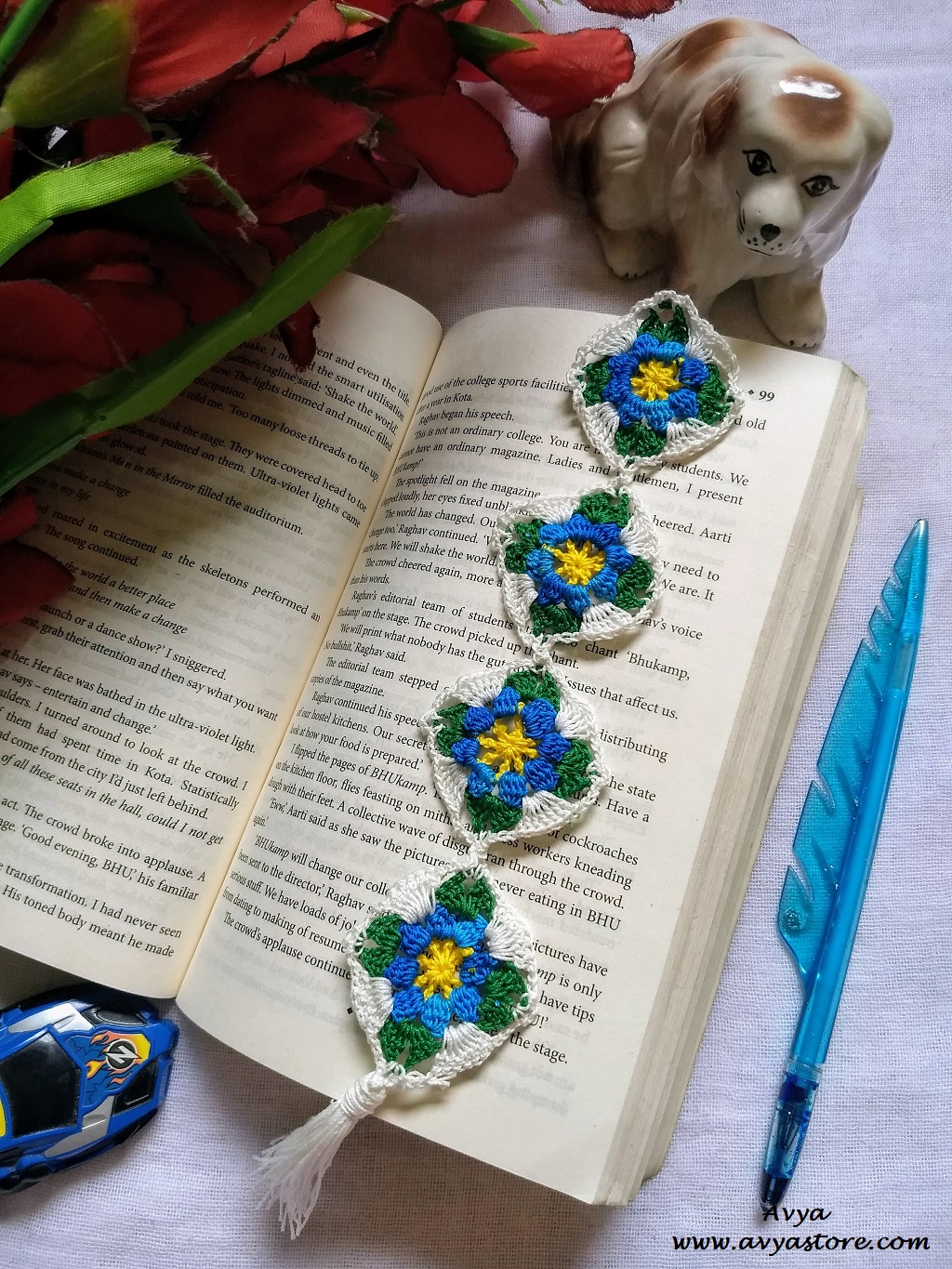 AvyaStore Classic Granny Square Bookmark